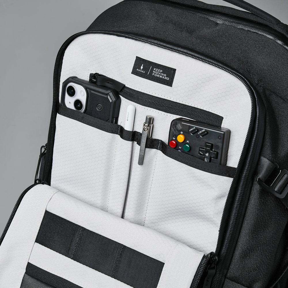 ALPAKA Elements Travel Backpack 旅行背囊 600D - 35L 大容量設計，配備專用筆記型電腦隔層