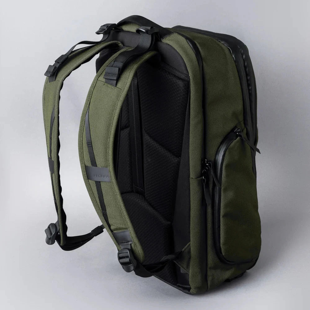 ALPAKA Elements Travel Backpack 旅行背囊 600D - 35L 大容量設計，配備專用筆記型電腦隔層