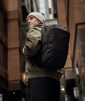 ALPAKA Essential Backpack Pro 22L 防潑水 EDC 背囊｜隱藏 AirTag 收納｜旅行與日常通勤必備