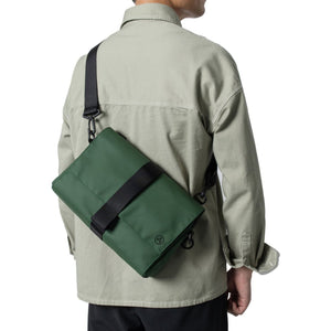 Triangle Sling Bag 輕巧設計，適合通勤與旅行使用