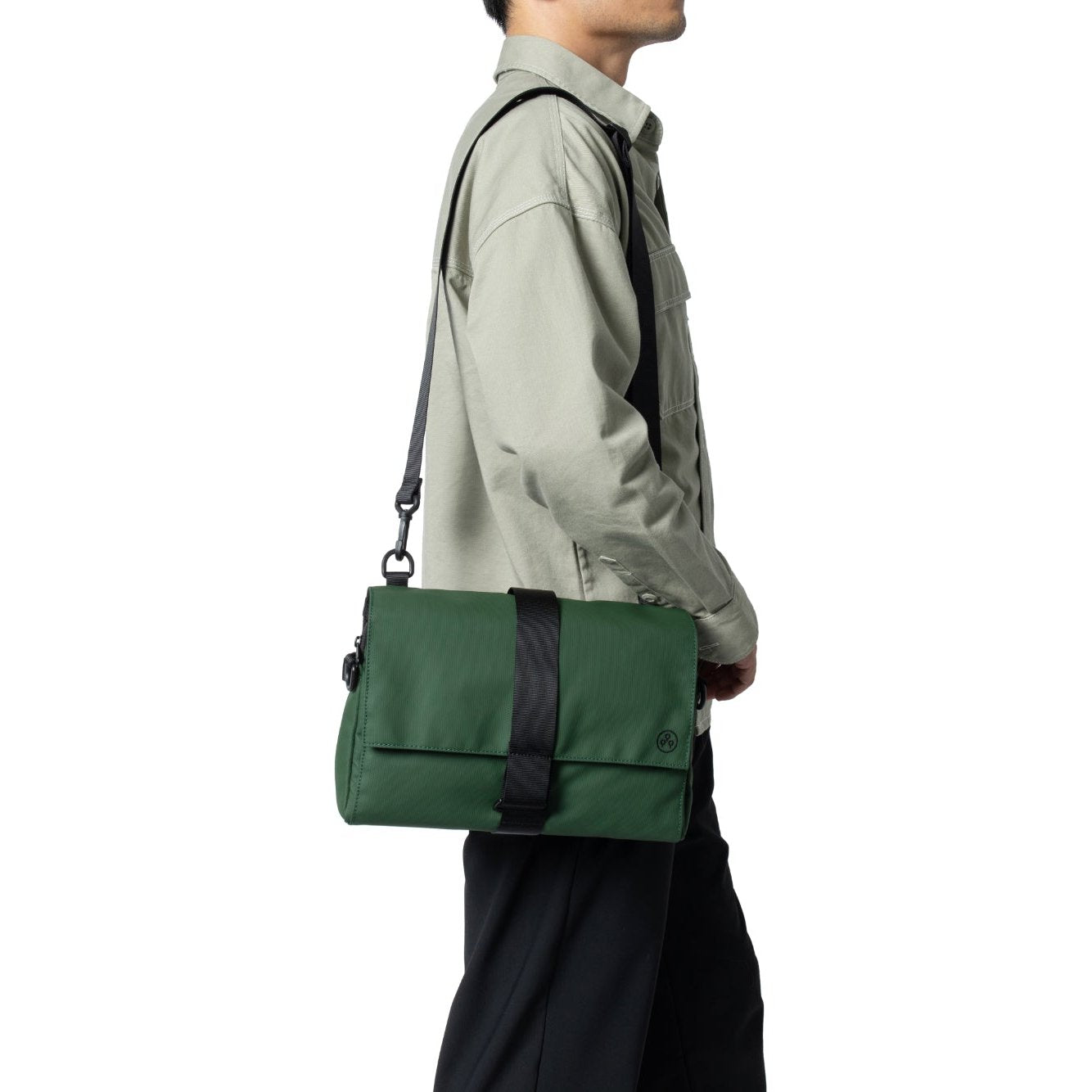 KIWEE Triangle Sling Bag 提供松綠色、灰色及黑色三種時尚配色