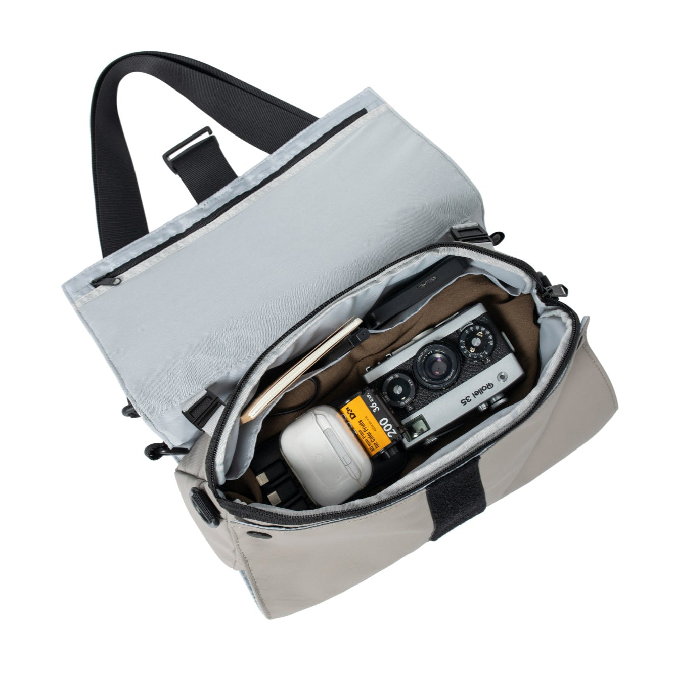 Triangle Sling Bag 內部設有 6 個分隔空間，方便分類存放物品
