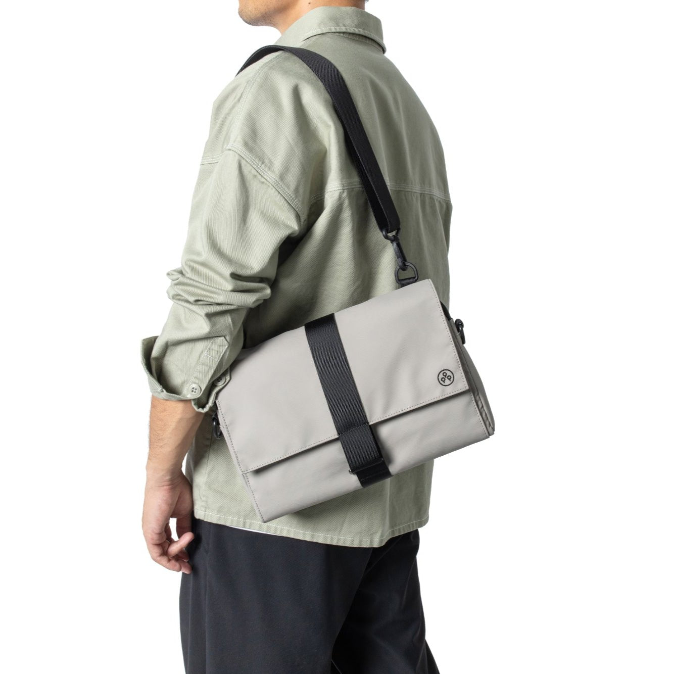 Triangle Sling Bag 輕巧設計，適合通勤與旅行使用