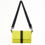 Kiwee Triangle Sling Bag Mini 斜挎包，輕便設計適合日常攜帶，支持多用途使用