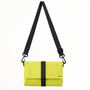 Kiwee Triangle Sling Bag Mini 斜挎包，輕便設計適合日常攜帶，支持多用途使用