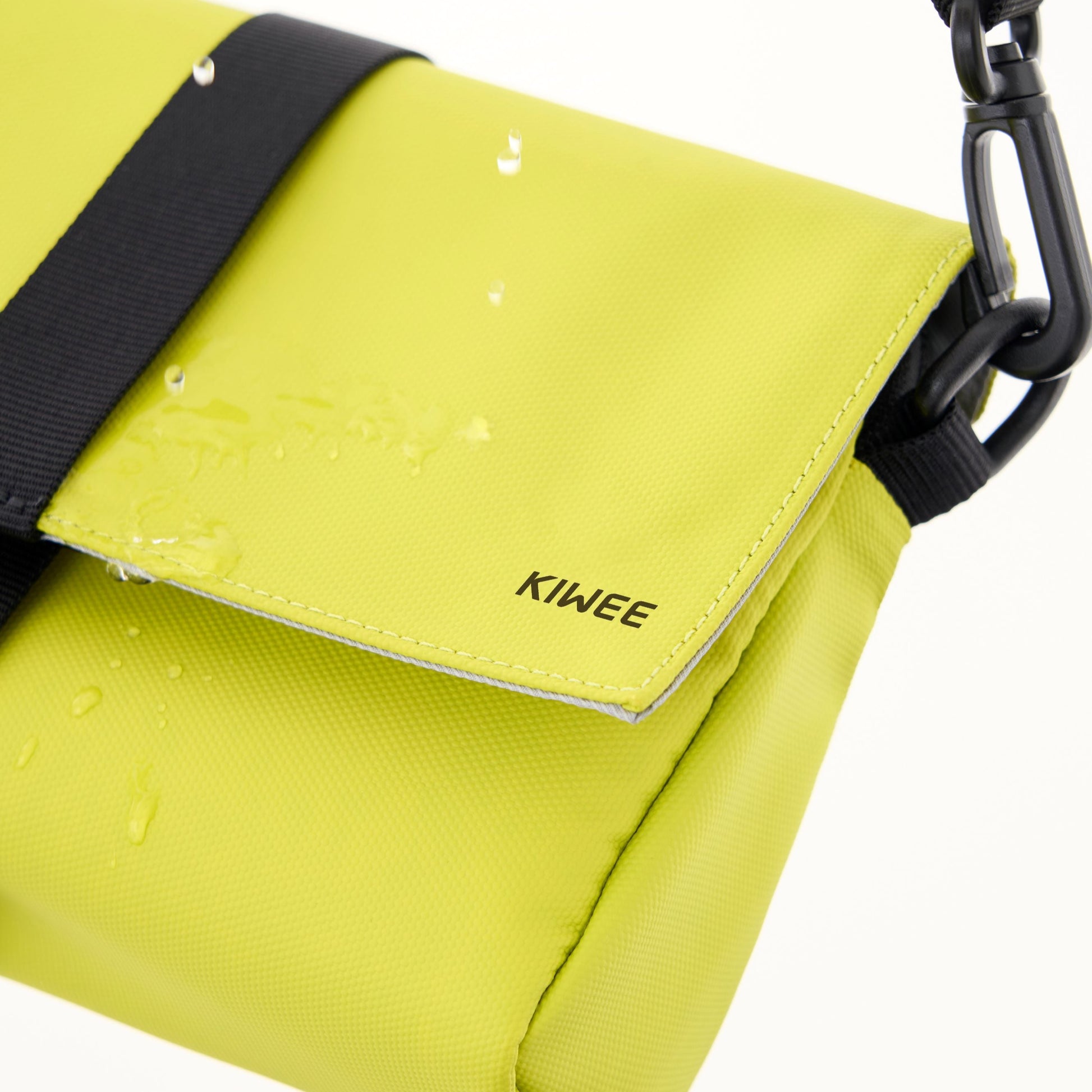 Kiwee Triangle Sling Bag Mini 防潑水設計，提供全天候保護