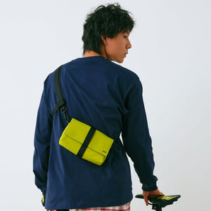 Triangle Sling Bag Mini 適合日常通勤、旅行及運動使用，兼具時尚與功能性