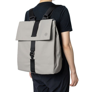 採用 100% 再生 PET 材質製成的 Square Backpack，環保又耐用