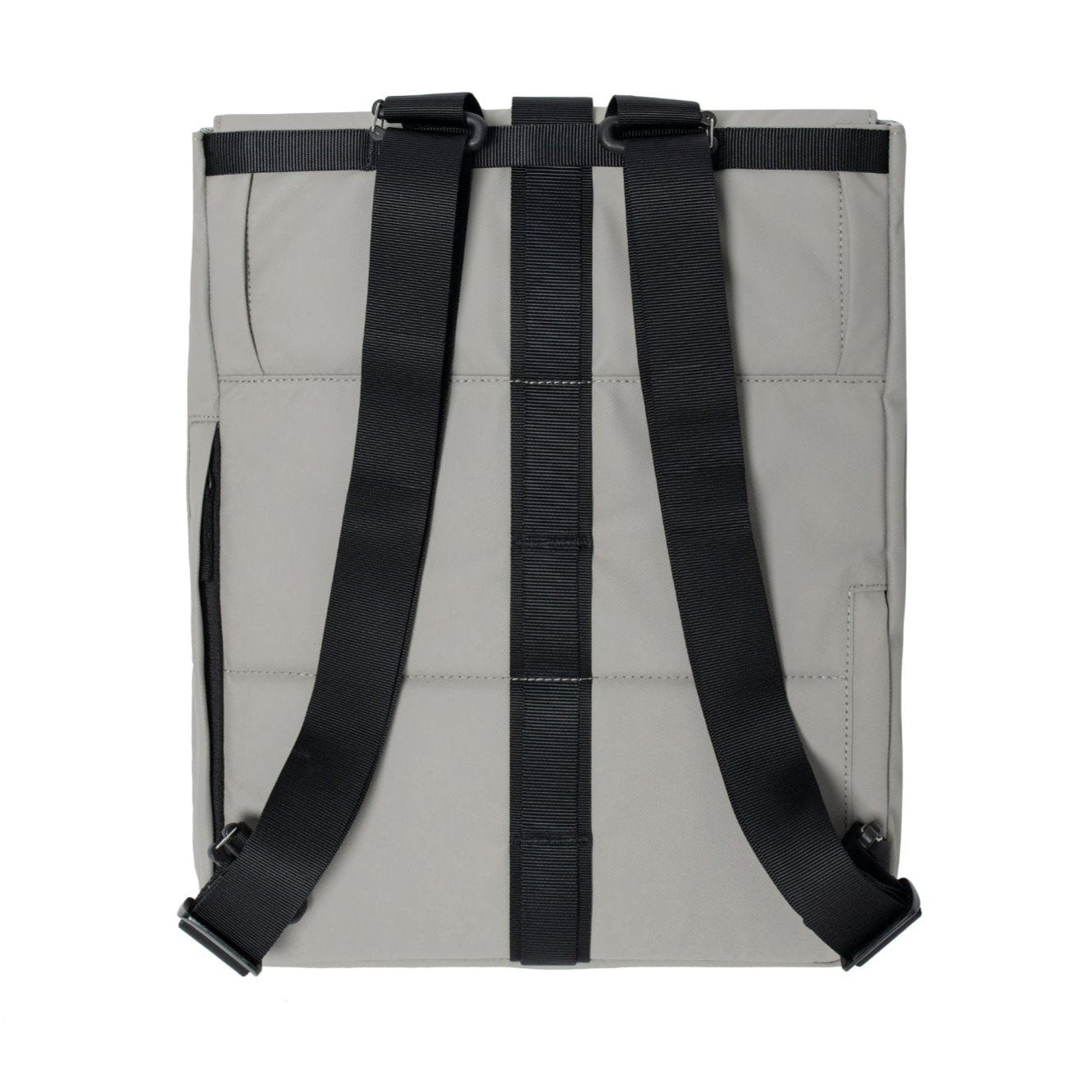 Square Backpack 可摺疊至緊湊尺寸，方便存放於行李或衣櫃中