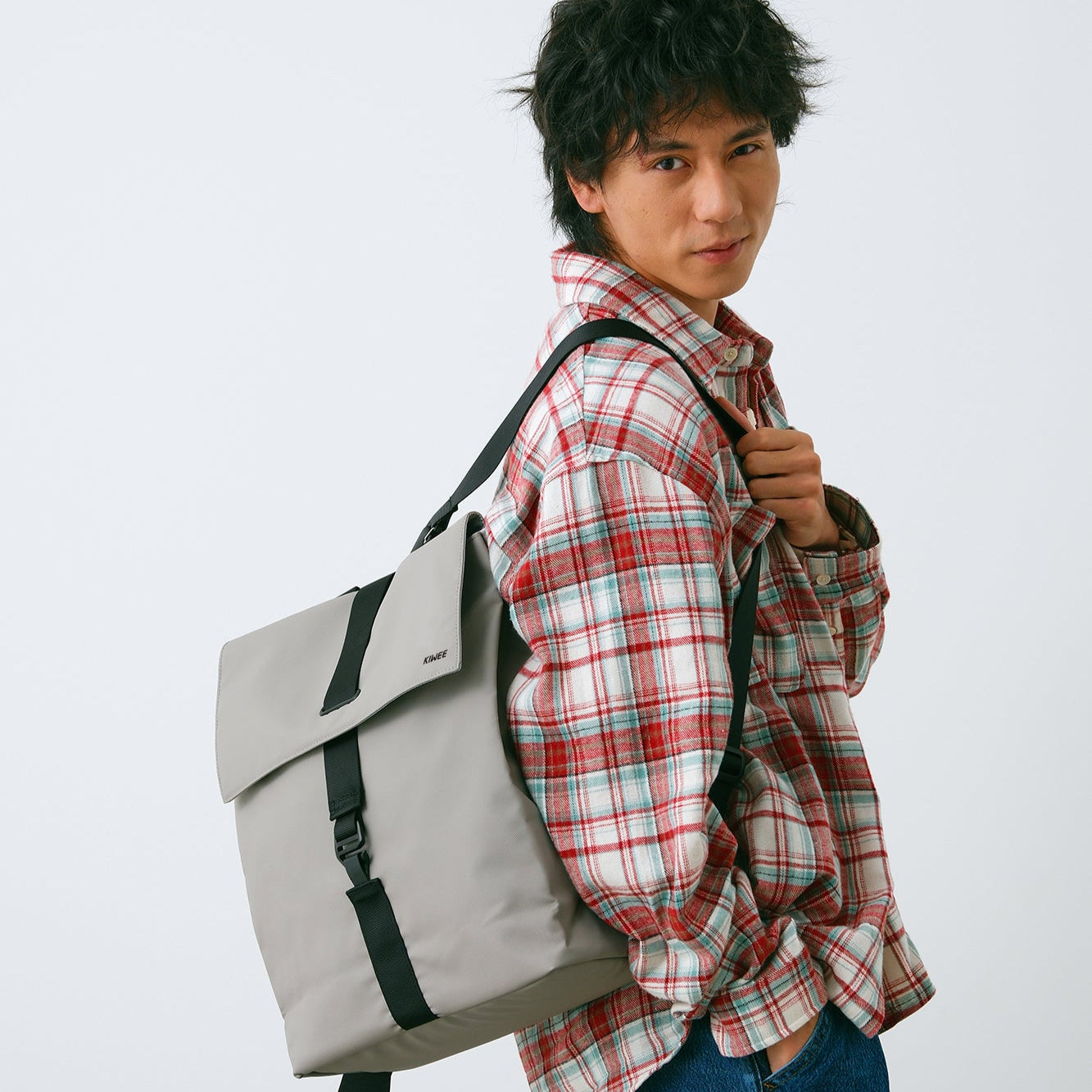 背囊採用防潑水材質，提供全天候保護