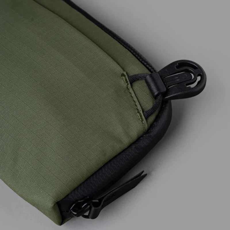 ALPAKA Flight Pouch 2in1 防撕裂手機包｜採用 Axoflux 210D 防撕裂尼龍材質與 YKK Aquaguard 防水拉鍊