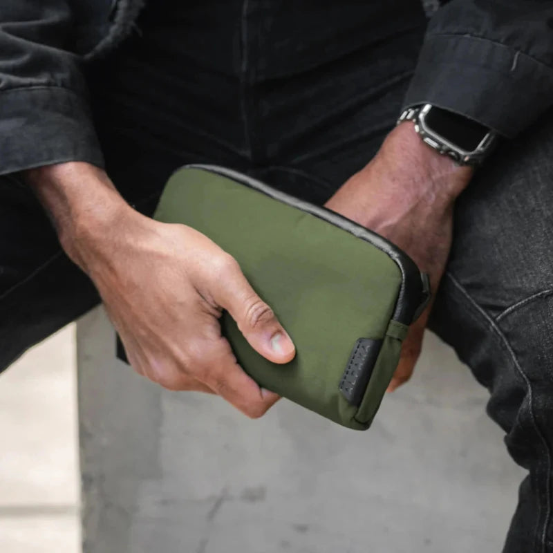 ALPAKA Flight Pouch 2in1 防撕裂手機包｜採用 Axoflux 210D 防撕裂尼龍材質與 YKK Aquaguard 防水拉鍊