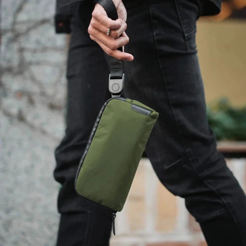 ALPAKA Flight Pouch 2in1 防撕裂手機包｜採用 Axoflux 210D 防撕裂尼龍材質與 YKK Aquaguard 防水拉鍊