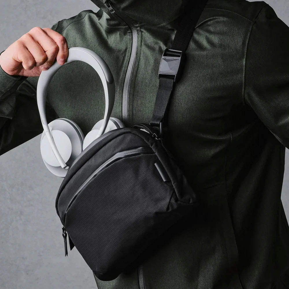 ALPAKA Flight Sling 2L 側肩包 - 210D 兼具旅行與日常使用的高效收納功能
