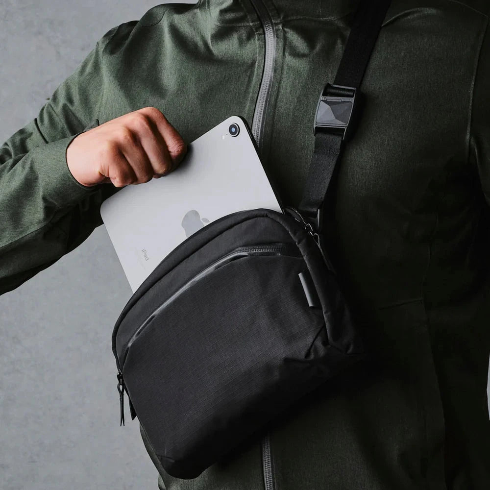 ALPAKA Flight Sling 2L 側肩包 - 210D 防撕裂尼龍材質，輕便耐用