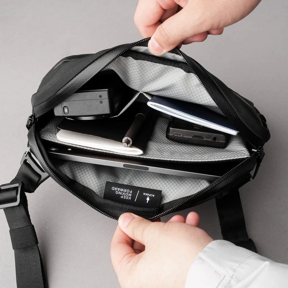 ALPAKA Flight Sling 2L 側肩包 - 210D 兼具旅行與日常使用的高效收納功能