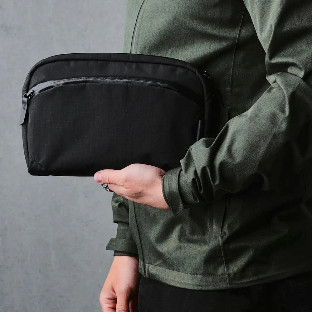 ALPAKA Flight Sling 2L 側肩包 - 210D 兼具旅行與日常使用的高效收納功能
