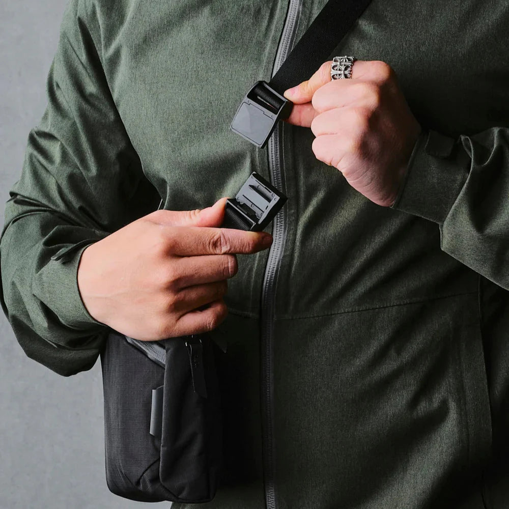 ALPAKA Flight Sling 2L 側肩包 - 210D 兼具旅行與日常使用的高效收納功能