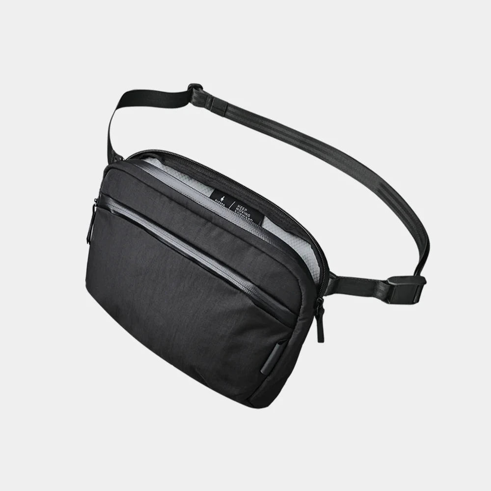 ALPAKA Flight Sling 2L 側肩包 - 210D 防撕裂尼龍材質，輕便耐用