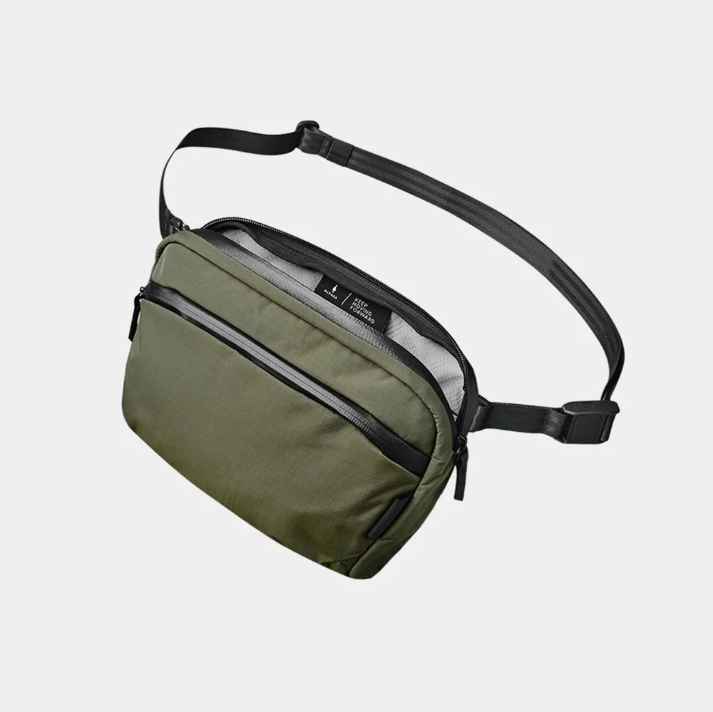 ALPAKA Flight Sling 2L 側肩包 - 210D 可調節磁性肩帶，適合長時間攜帶