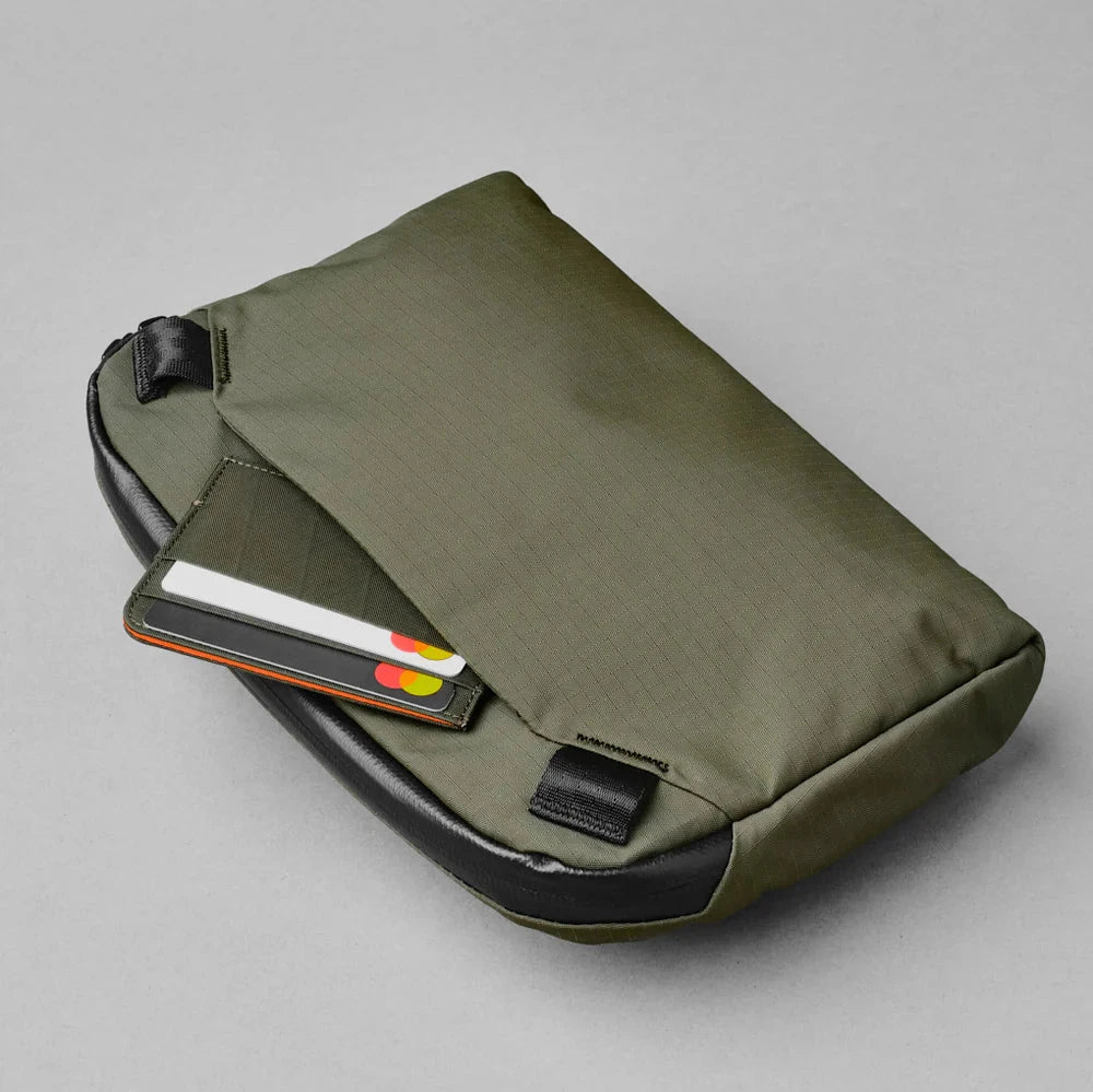 ALPAKA Flight Sling 2L 側肩包 - 210D 可調節磁性肩帶，適合長時間攜帶