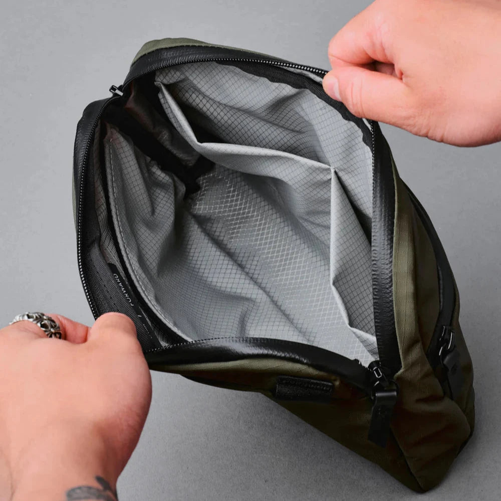 ALPAKA Flight Sling 2L 側肩包 - 210D 防水 YKK Aquaguard 拉鍊與防風雨布料設計
