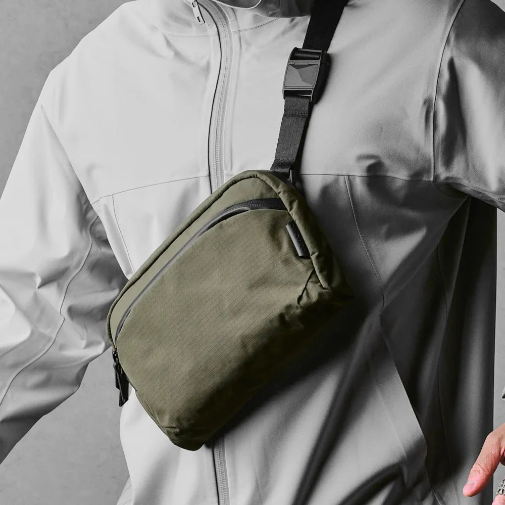ALPAKA Flight Sling 2L 側肩包 - 210D 可調節磁性肩帶，適合長時間攜帶
