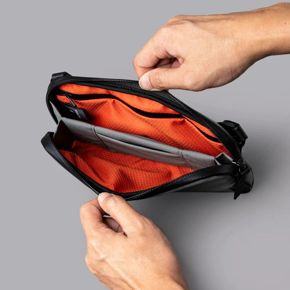 ALPAKA Flight Pouch 2in1 防撕裂手機包｜內設護照專用後插袋