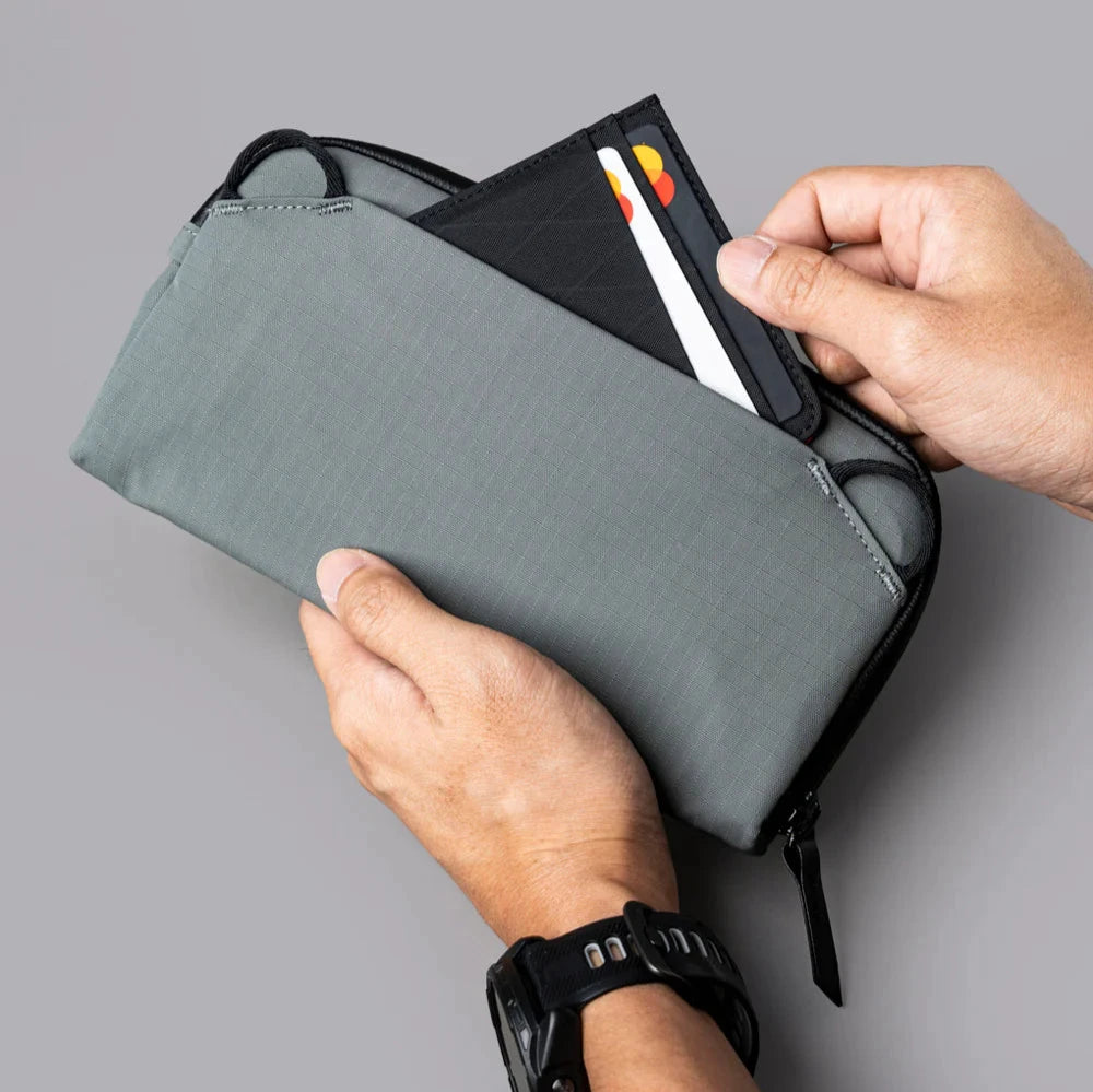 ALPAKA Flight Pouch 2in1 防撕裂手機包｜內設護照專用後插袋