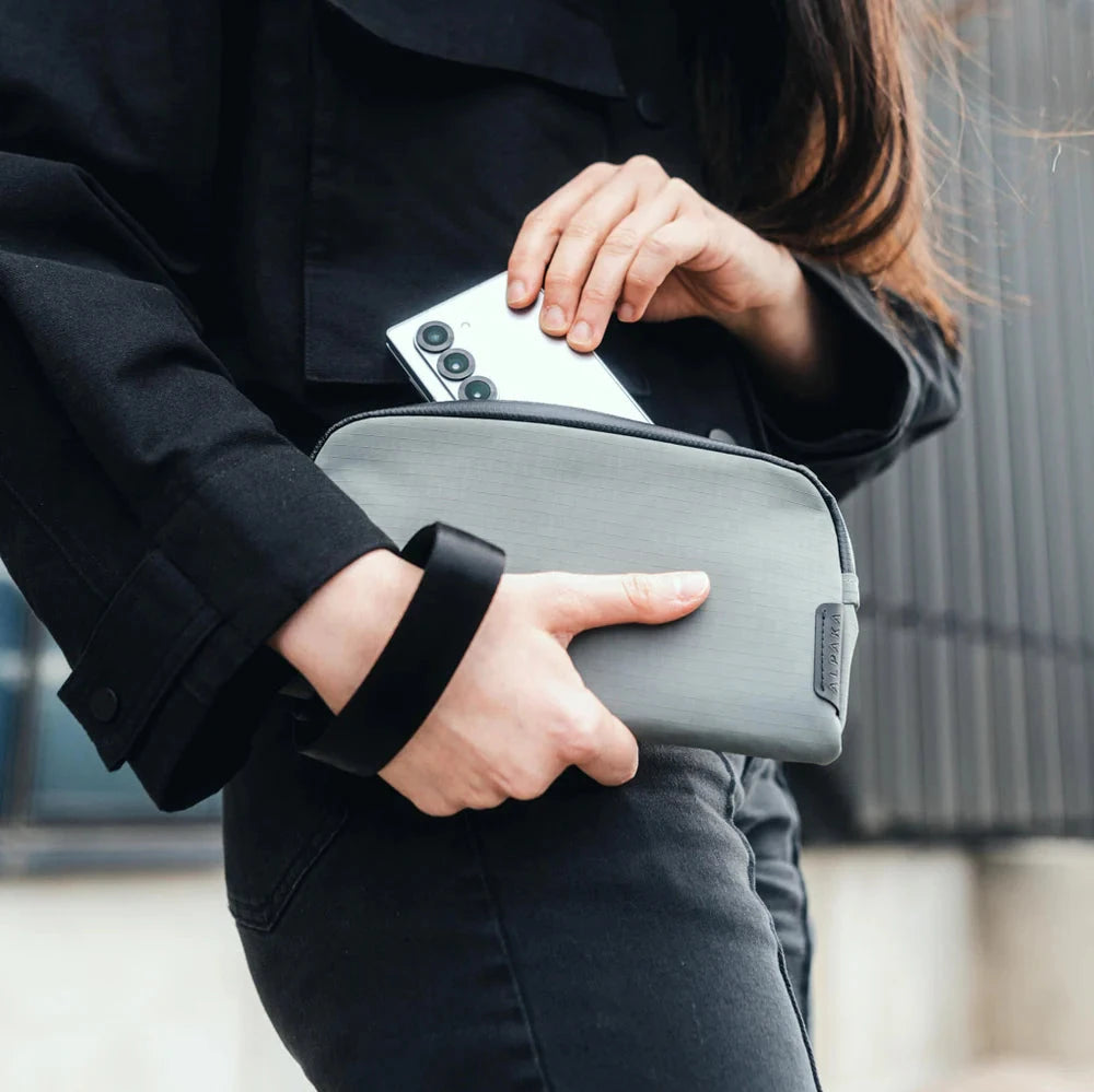 ALPAKA Flight Pouch 2in1 防撕裂手機包｜內設護照專用後插袋