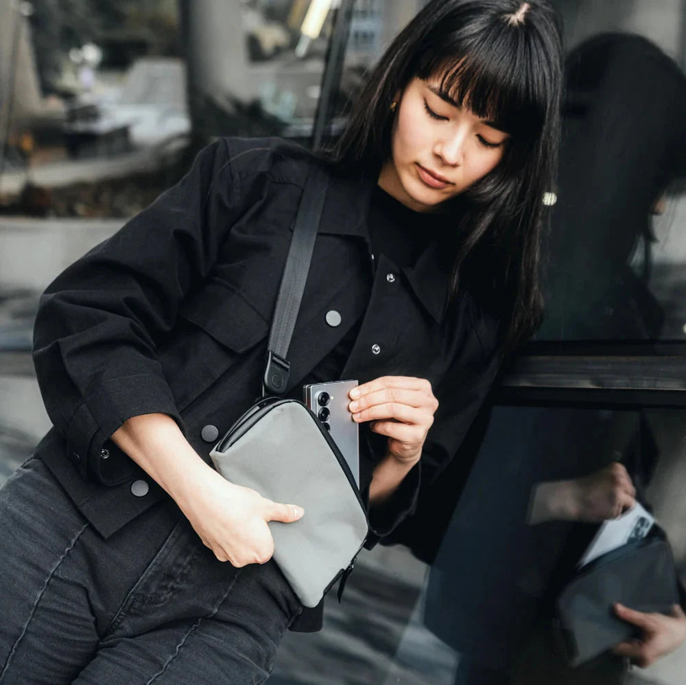 ALPAKA Flight Pouch 2in1 防撕裂手機包｜內設護照專用後插袋