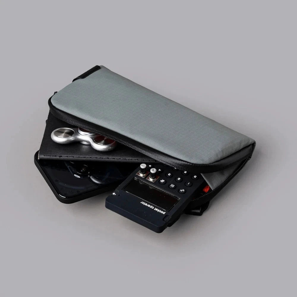 ALPAKA Flight Pouch 2in1 防撕裂手機包｜內設護照專用後插袋