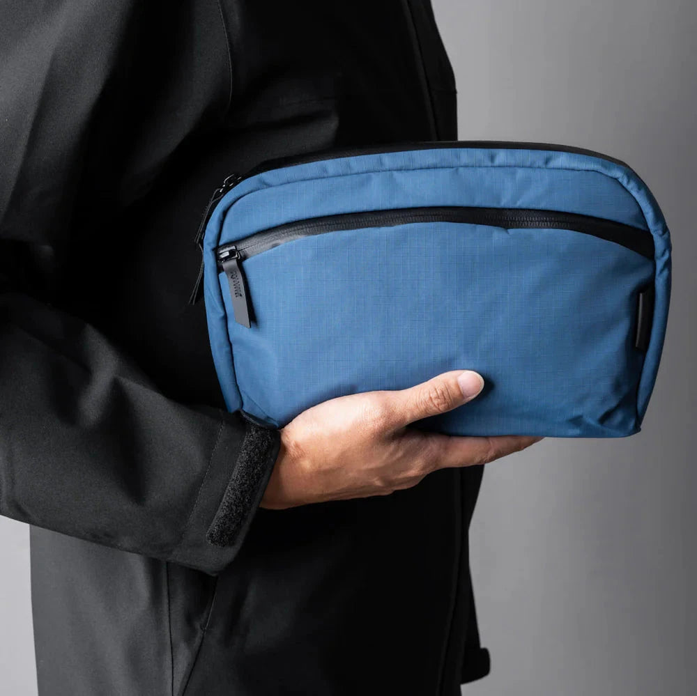 ALPAKA Flight Sling 2L 側肩包 - 210D 防撕裂尼龍材質，輕便耐用