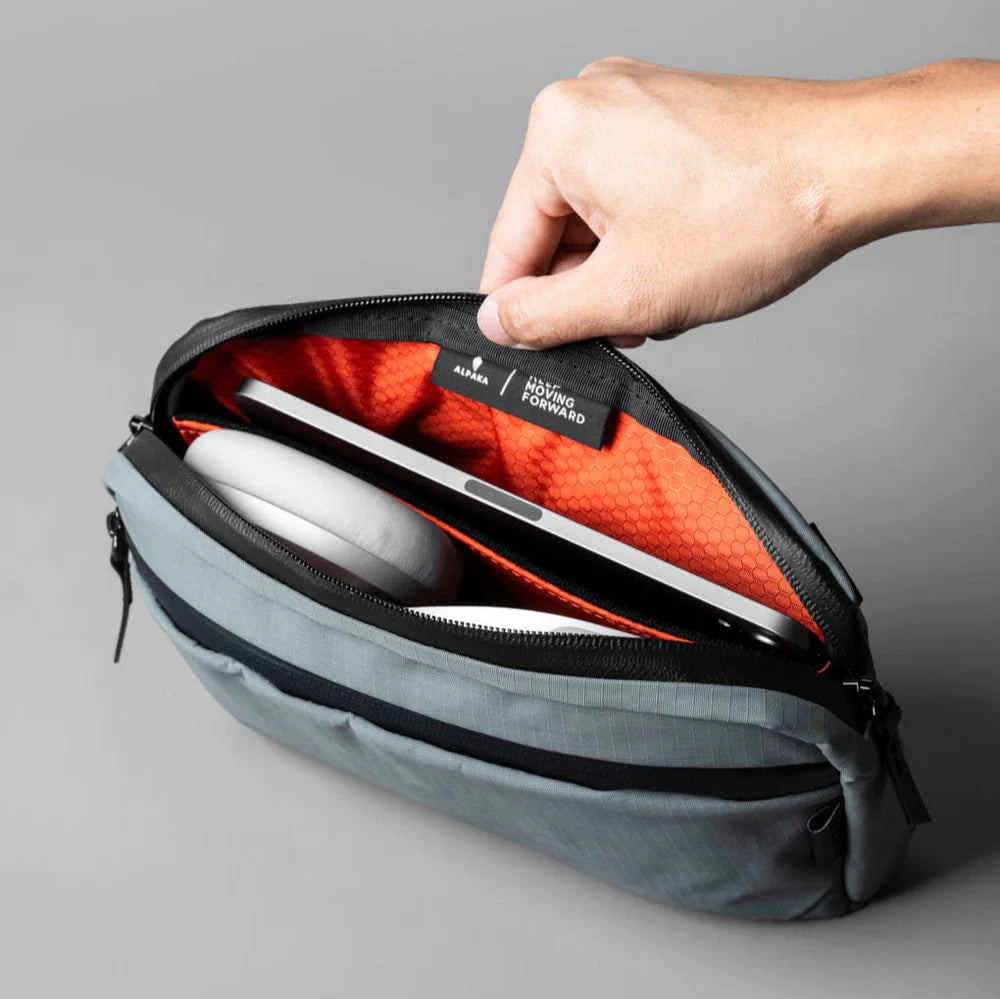ALPAKA Flight Sling 2L 側肩包 - 210D 防水 YKK Aquaguard 拉鍊與防風雨布料設計
