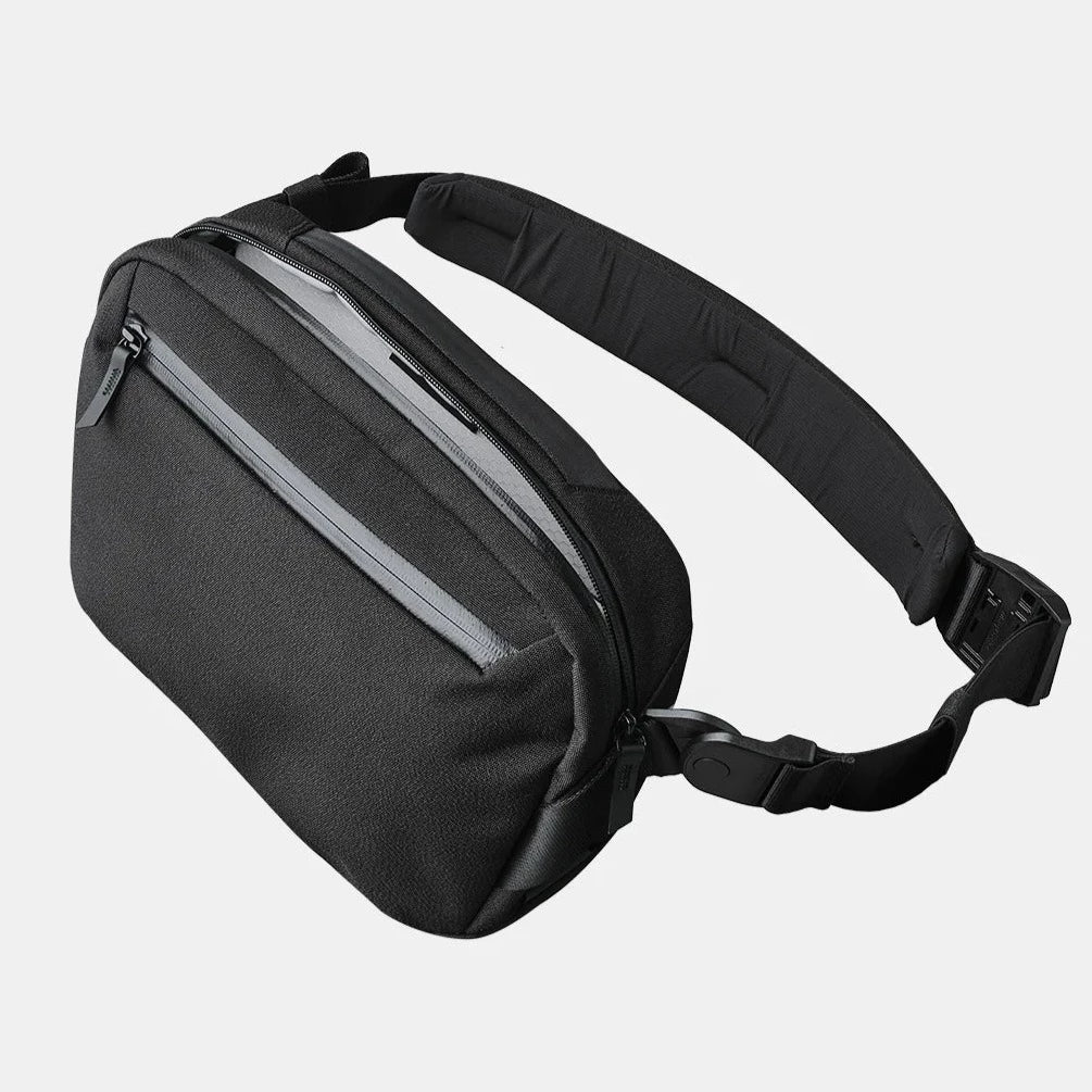 ALPAKA Go Sling 側肩包 600D｜採用 Axoflux® 600D 再生纖維與 1680D 防彈尼龍底部，提供優秀的防水與耐磨性能