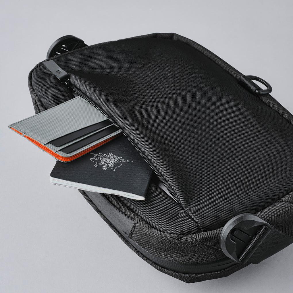 ALPAKA Go Sling 側肩包 600D｜配備可拆卸加厚肩帶與手提把手，可作為斜挎包、腰包或手提包使用