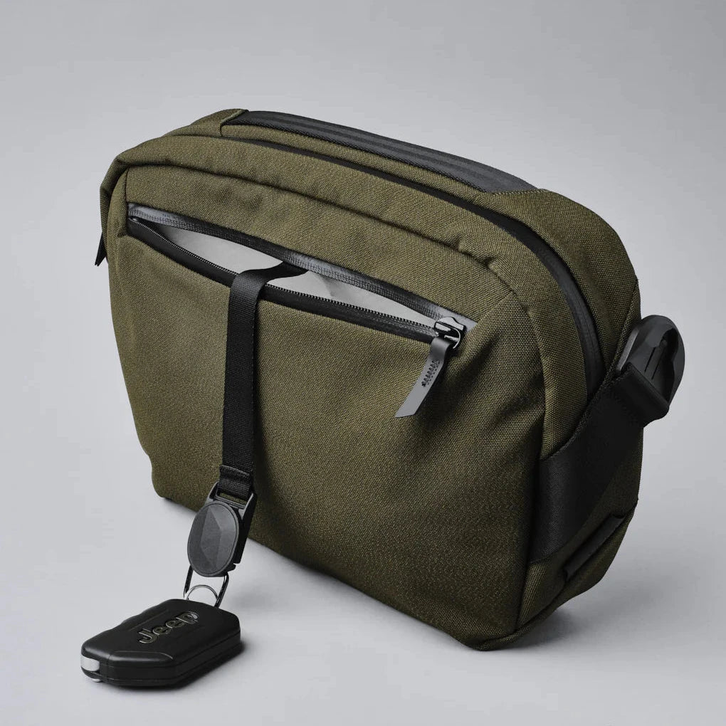 ALPAKA Go Sling 側肩包 600D｜可容納 11 吋 iPad Pro 和 AirPods Max，內襯柔軟防刮襯裡