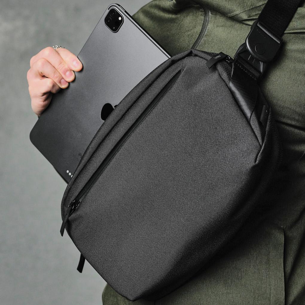 ALPAKA Go Sling 側肩包 600D｜採用 Axoflux® 600D 再生纖維與 1680D 防彈尼龍底部，提供優秀的防水與耐磨性能