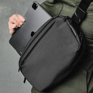 ALPAKA Go Sling 側肩包 600D｜採用 Axoflux® 600D 再生纖維與 1680D 防彈尼龍底部，提供優秀的防水與耐磨性能