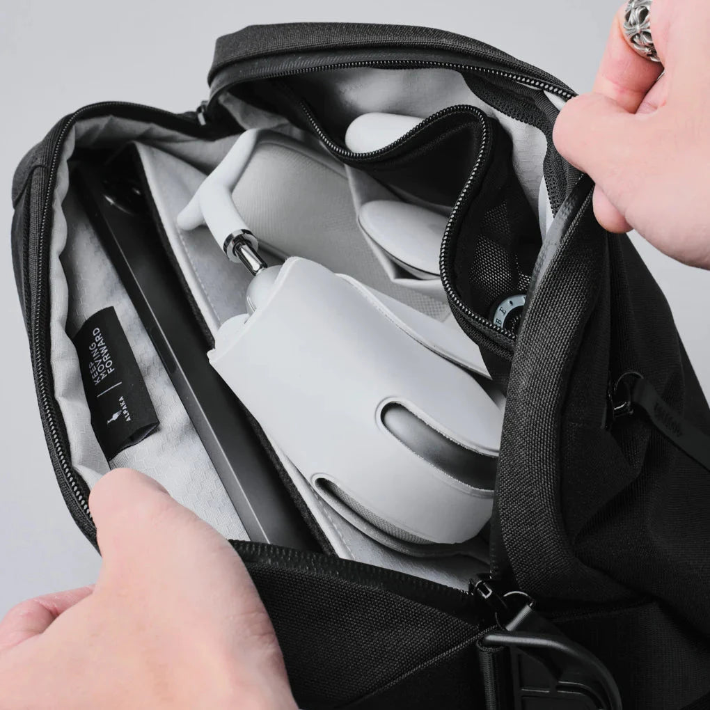 ALPAKA Go Sling 側肩包 600D｜採用 Axoflux® 600D 再生纖維與 1680D 防彈尼龍底部，提供優秀的防水與耐磨性能