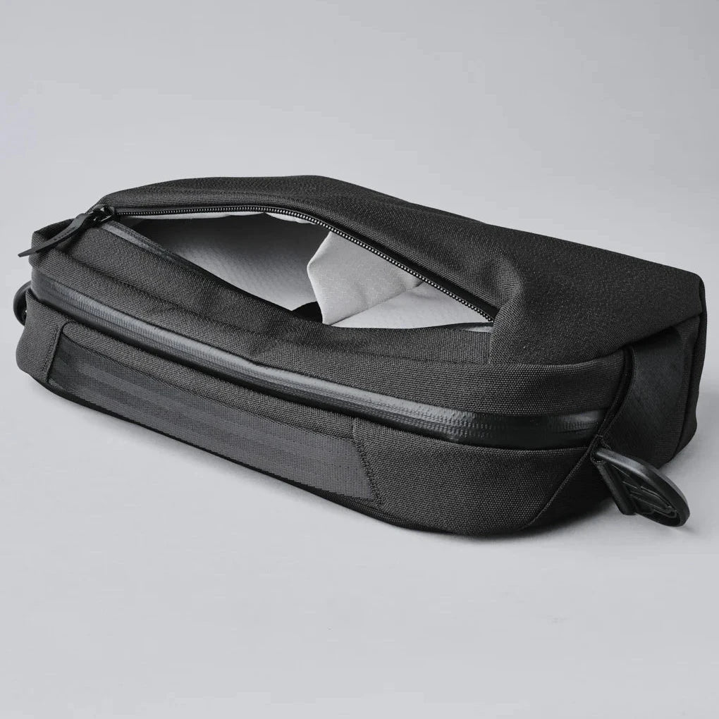 ALPAKA Go Sling 側肩包 600D｜配備可拆卸加厚肩帶與手提把手，可作為斜挎包、腰包或手提包使用