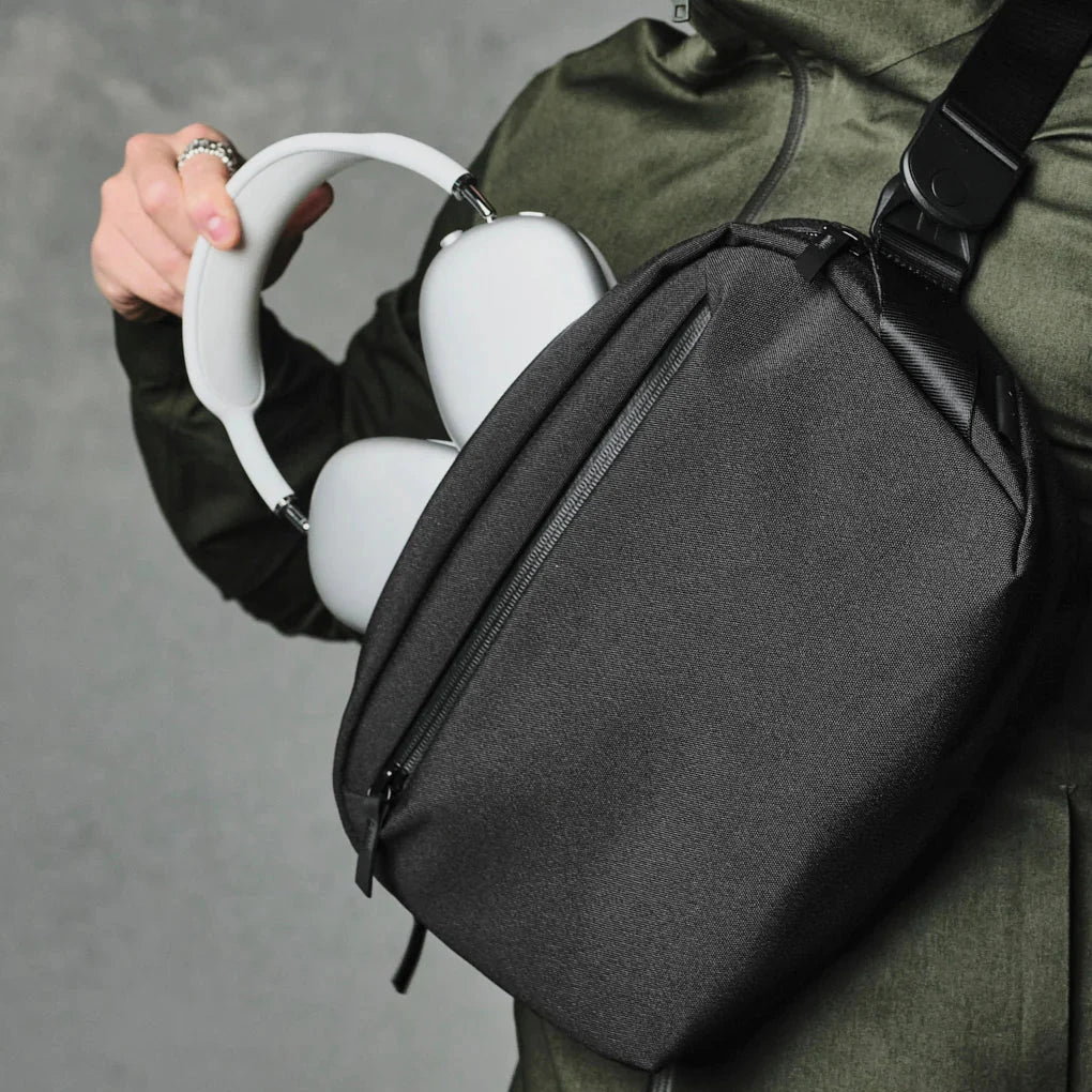 ALPAKA Go Sling 側肩包 600D｜採用 Axoflux® 600D 再生纖維與 1680D 防彈尼龍底部，提供優秀的防水與耐磨性能