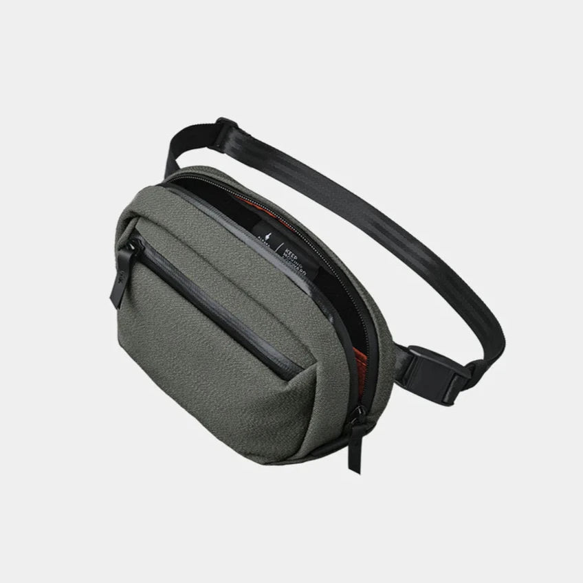ALPAKA Go Sling Nano 側肩包 600D｜配備磁性扣環，方便快速取放且安全穩固