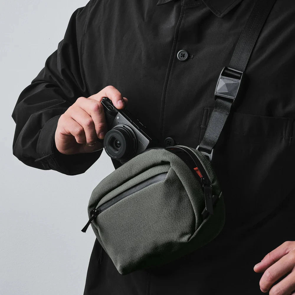 ALPAKA Go Sling Nano 側肩包 600D｜配備磁性扣環，方便快速取放且安全穩固