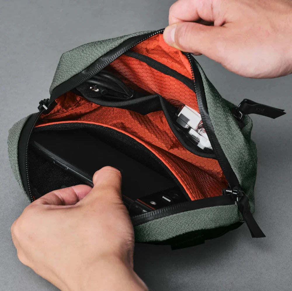 ALPAKA Go Sling Nano 側肩包 600D｜配備磁性扣環，方便快速取放且安全穩固