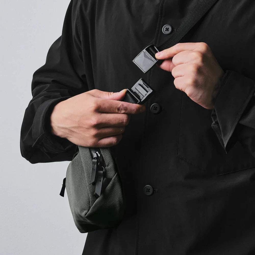 ALPAKA Go Sling Nano 側肩包 600D｜配備磁性扣環，方便快速取放且安全穩固