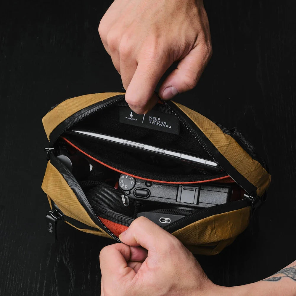 ALPAKA Go Sling Nano 側肩包｜採用防水 X-Pac® VX21 布料與 YKK Aquaguard 拉鍊