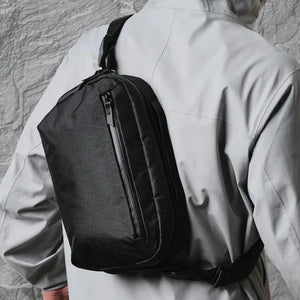 ALPAKA Go Sling 側肩包｜採用 X-Pac® VX21 防撕裂布料，結合 防水 YKK 靜音拉鍊