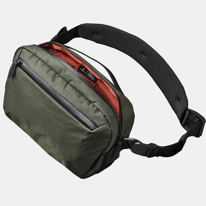 ALPAKA Go Sling 側肩包｜採用 X-Pac® VX21 防撕裂布料，結合 防水 YKK 靜音拉鍊