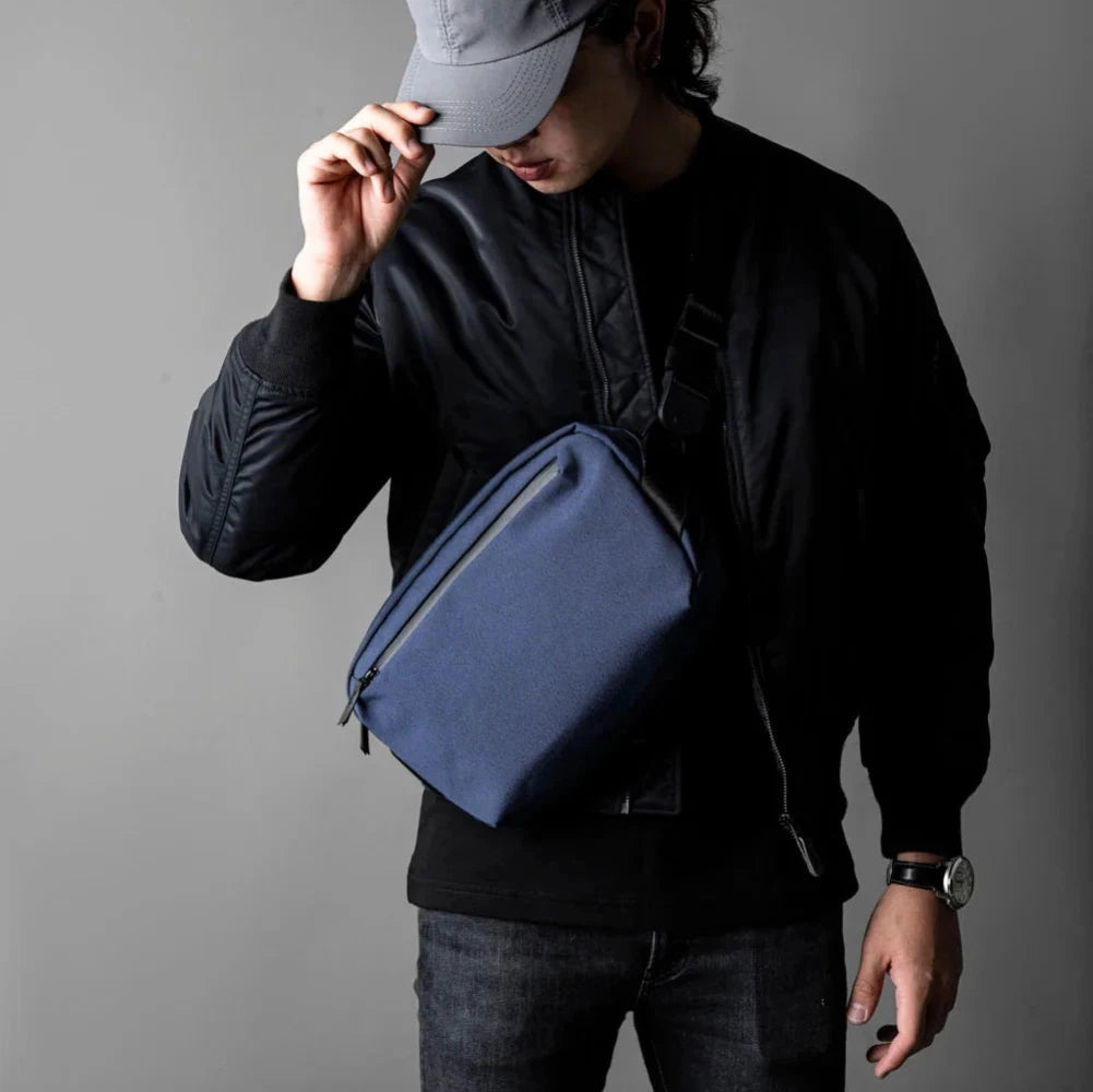 ALPAKA Go Sling 側肩包 600D｜可容納 11 吋 iPad Pro 和 AirPods Max，內襯柔軟防刮襯裡